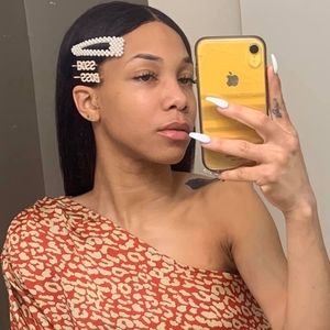 Meet your Posher, Selena